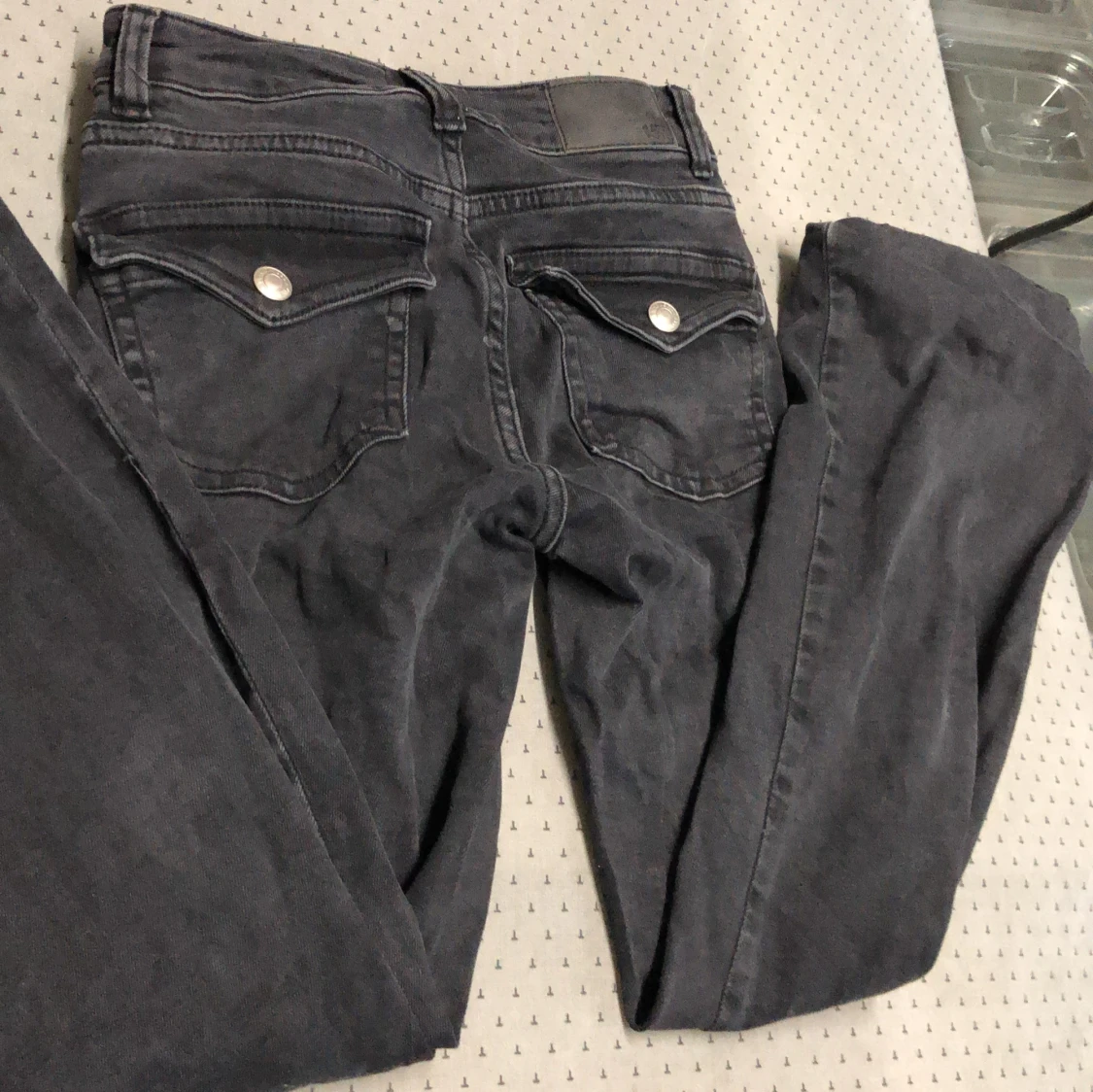 Grå jeansbyxor med fickdetaljer