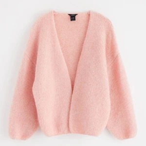 Rosa kofta från Lindex  - Säljer min rosa Lindex kofta då den endast kommit till användning vid några få tillfällen. Näst intill ny, inte nopprig alls, sitter rätt stort på mig som är 1,60💕Skriv vid frågor eller bilder!                                                                                Storlek: M/L