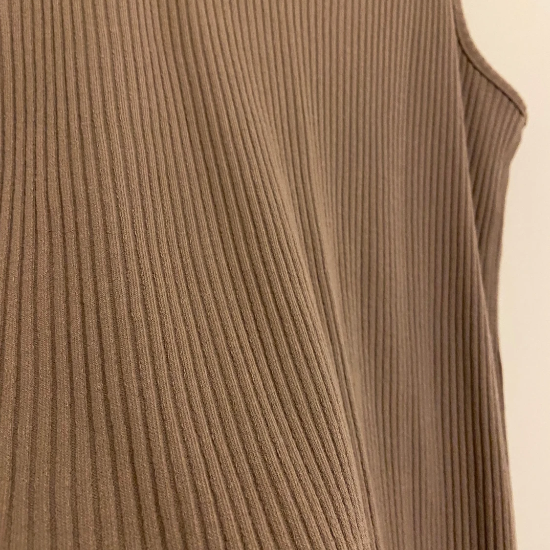 Beige ribbad klänning från H&M - 3