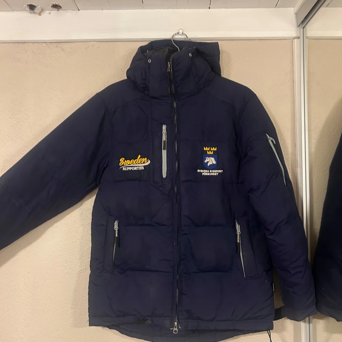 Blå dunjacka med broderad logga