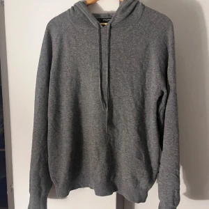 Stickad Tiger of Sweden hoodie - Hej, säljer nu denna superfina stickade hoodie i ull från tider of Sweden som är i superskick bortsett från ett litet hål i armhålan som ej syns vid användning. Skriv gärna om ni har frågor eller lägg gärna prisförslag då priset inte är hugget i sten.