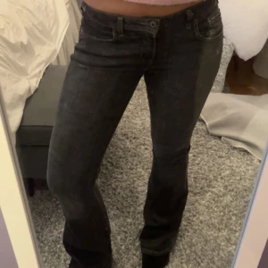 Svarta jeans bootcut - Snygga svarta jeans med bootcut-stil. Färgen är washed black/mörk grå. Väldigt lågmidjade och dom är i riktigt jeansmaterial. Jag är 170 och dom är långa på mig💗