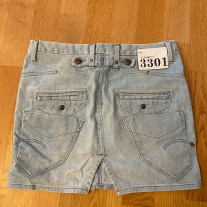 Ljusblå jeanskjol från G-Star - Säljer en snygg ljusblå jeanskjol från G-Star med klassiska femficksdetaljer och knappgylf. Kjolen har en kort längd och en liten slits baktill💕💕