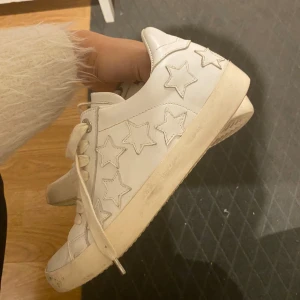 Zadig & Voltaire med stjärnor  - Snygga vita sneakers från Zadig & Voltaire med stjärndetaljer på sidorna. Skorna har snörning och är tillverkade i 100% skinn. Perfekta för sthlm stil💕nypris 3400kr!!! skriv om frågor och funderingar 💕