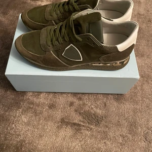 gröna phillipe model - säljer nu dessa gröna models som jag haft någon månad. skick är 7/10 skriv för frågor eller funderingar 