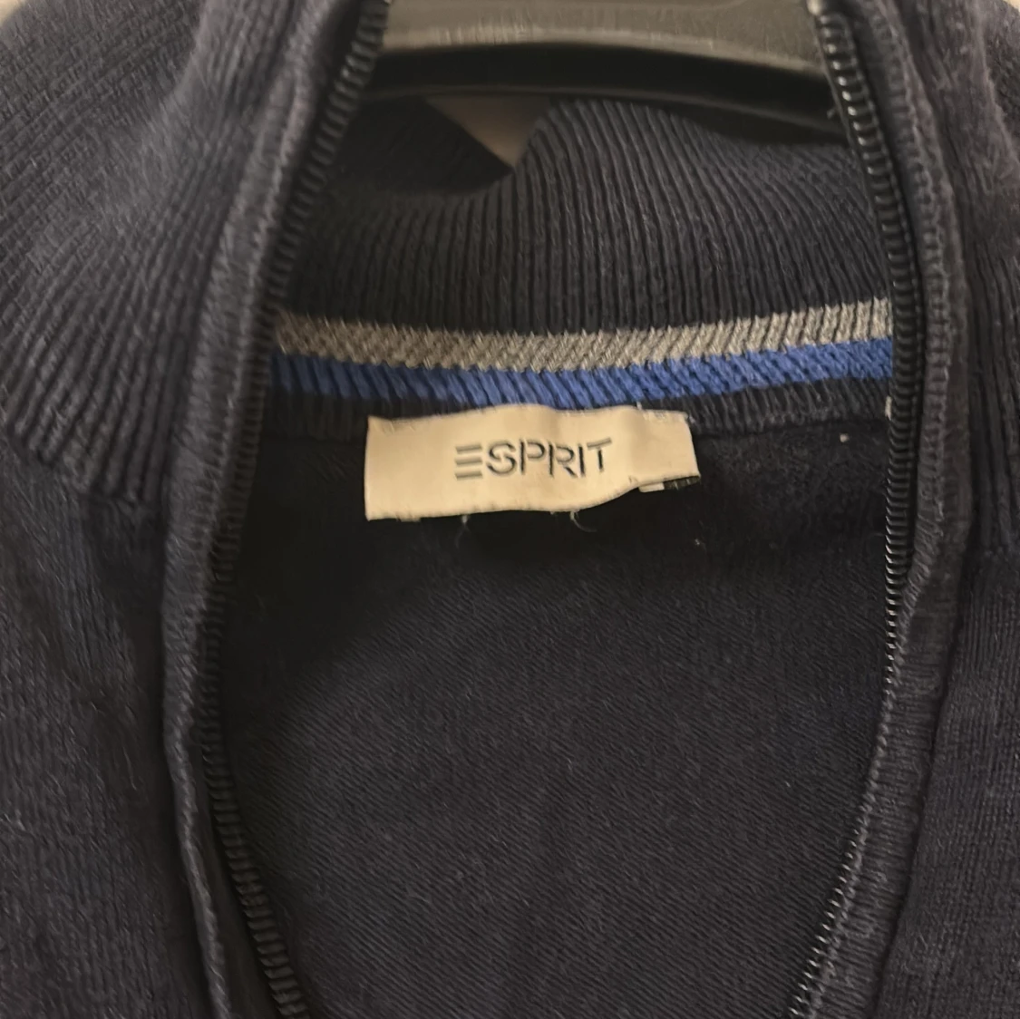 Mörkblå tröja med dragkedja från Esprit - 1