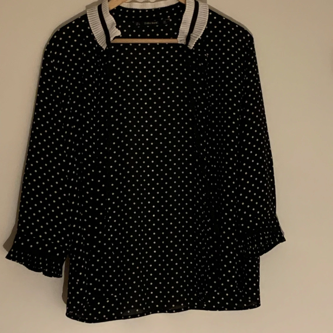 Svart prickig blus från Zara Basic