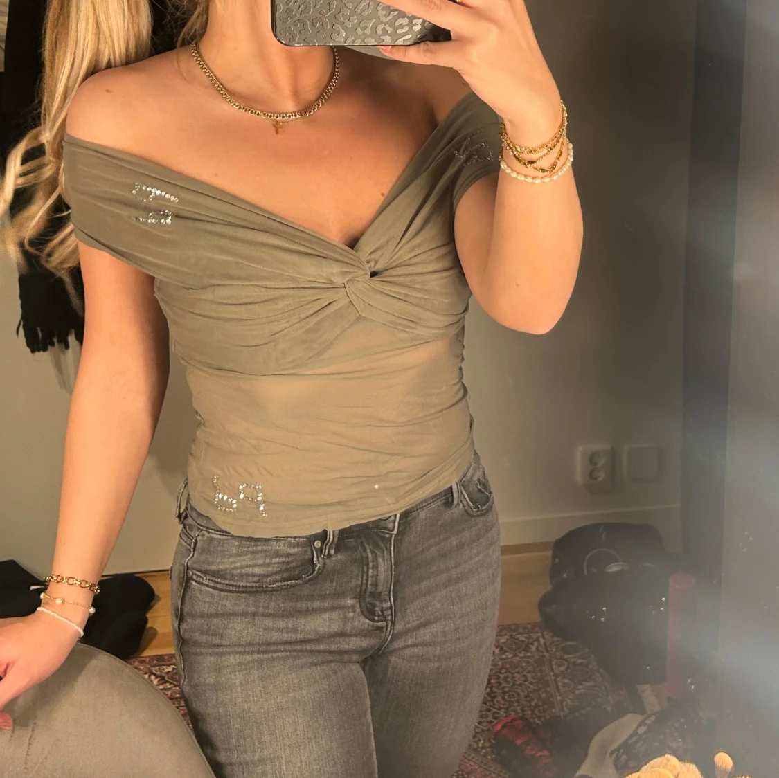 Olivgrön offshoulder topp