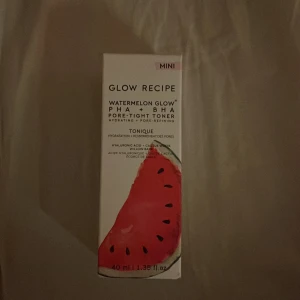 Glow Recipe Watermelon Glow PHA + BHA Toner - En mini toner från Glow Recipe med vattenmelon, PHA och BHA för att återfukta och förfina porerna. Formulerad med hyaluronsyra och kaktusvatten för att mjukgöra huden utan att ta bort dess naturliga fukt. Oöppnad köpt i usa men ångrade mig och kan då inte lämna tbx den😅