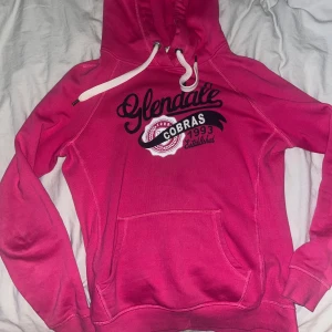 Rosa hoodie med glittrigt tryck  - Säljer en rosa hoodie med glittrigt tryck, super söt (pris diskuterbart🩷)