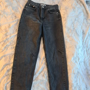 Svarta jeans från Denim Rebel - Snygga svarta jeans från Denim Rebel. De har en rak passform och är tillverkade i slitstarkt denimtyg. Normal i storleken och knappt använd.