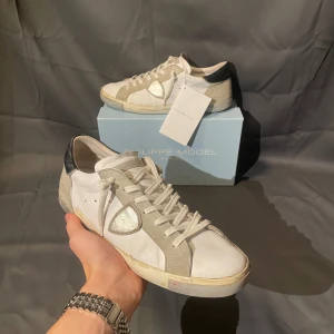 Philippe Models - Säljer ett par feta Philippe models i storlek 45. Allt og medföljer (se bild 2). Hälen på sulan har lossnat lite men annars är skorna i bra skick. Skriv dm för fler frågor eller bilder. 