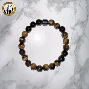 Brunt pärlarmband (Oanvänt) - Brunt elastiskt pärlarmband med glansig marmorliknande yta. Armbandet är nytt och oanvänt och kommer i sin originala plastförpackning. Tveka inte pả att höra av dig för fler bilder eller vid minsta fundering! Kolla in min profil för fler färger