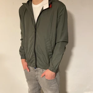 Grön (Helt ny)vindjacka från Zadig & Voltaire - Säljer en fet (Helt ny)vindbreaker från Zadig&Voltaire | Storlek XS men passar mer som S | Ny pris ligger på 4000 | Priset är ej hugget i sten | Hojta till om du har en fråga eller fundering//