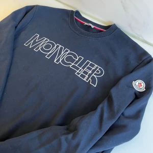 Moncler Tröja  - Snygg mörk blå sweatshirt från Moncler. Tröjan passar stolek L, skick 9/10, bra kvalité och skön, hör av er vid frågor !
