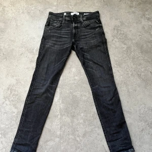 Replay jeans-Slim fit  - Säljer mina jeans pga att jag beställde dom i fel storlek 31/32. Dem är använda ett par gånger, ordinarie pris är 1799.