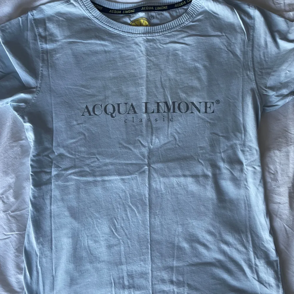 Säljer min super söta t-shirt från Acqua Limone! Babyblå och i princip helt oanvänd. T-paidat.