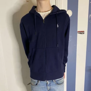 Ralph lauren hoodie | S - Snygg och stilren polo Ralph lauren zip hoodie. Mycket bra skick, nypris≈2200kr mitt pris 999. Fraktar spårbart via PostNord på köparens bekostnad. Modellen är 174 och väger 60kg.  Snabb affär uppskattas //Armadio💫