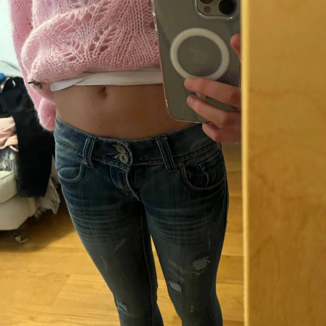 Blå jeans med slitningar