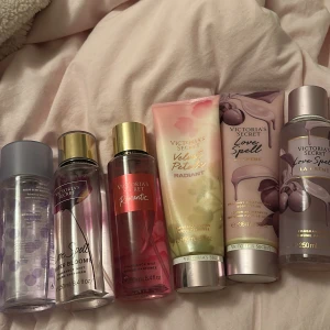 Parfymer och body lotions från Victoria's Secret - Säljer en samling av parfymer och body lotions från Victoria's Secret. Inkluderar dofter som Love Spell, Romantic och Velvet Petals. Flaskorna är i olika färger som lila, rosa och guld, med eleganta och feminina design. Perfekt för den som älskar fräscha och blommiga dofter. Säljer 130 styck men om du vill köpa flera så kan vi diskutera priset😊