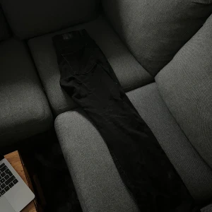 Svarta flare jeansbyxor - Snygga svarta flare jeansbyxor med knappar i gylfen dock är den lite trasig vid högsta knappen men inget som syns vid skärp på. Perfekta för en stilren look. De har en klassisk design med fem fickor och är tillverkade i ett slitstarkt material. 