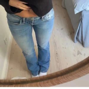 snygga lee jeans - ord pris 1100kr, lånade bilder från förra ägaren, säljer då jag inte fått någon användning av dem. Innerbenslängden 83, midjemått 39. pris kan diskuteras vid snabb affär💘💘💘💘