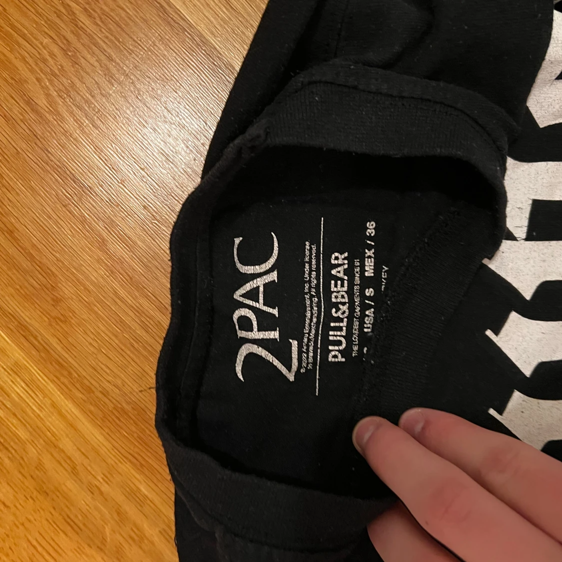 Svart T-shirt med Tupac-tryck från Pull&Bear - 3