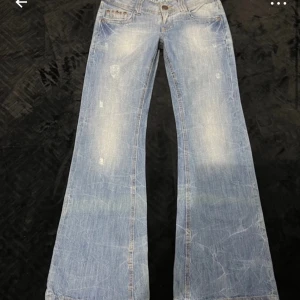 Lågmidjade bootcut jeans  - Jätte fina lågmidjade jeans som ej kommer till använding💓 köpt på vinted Tryck gärna på köp nu! Midjemått 40 och innerbenslängd 73 passar mig som är ungefär 163