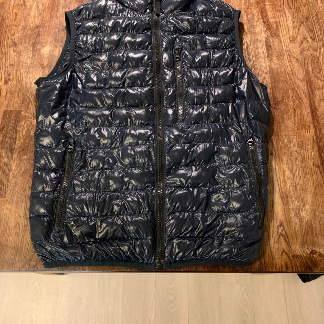 Svart dunväst från Peak Performance