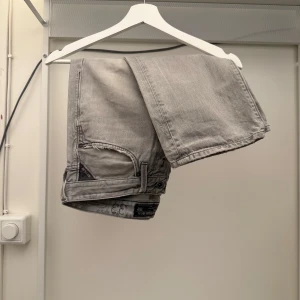 Replay jeans  - Tjena, vi säljer dessa unika gråa replay jeans som är i w 33. Jeansen är i ett bra skick  inga defekter ny pris ca 1500. Kom privat för frågor!😁