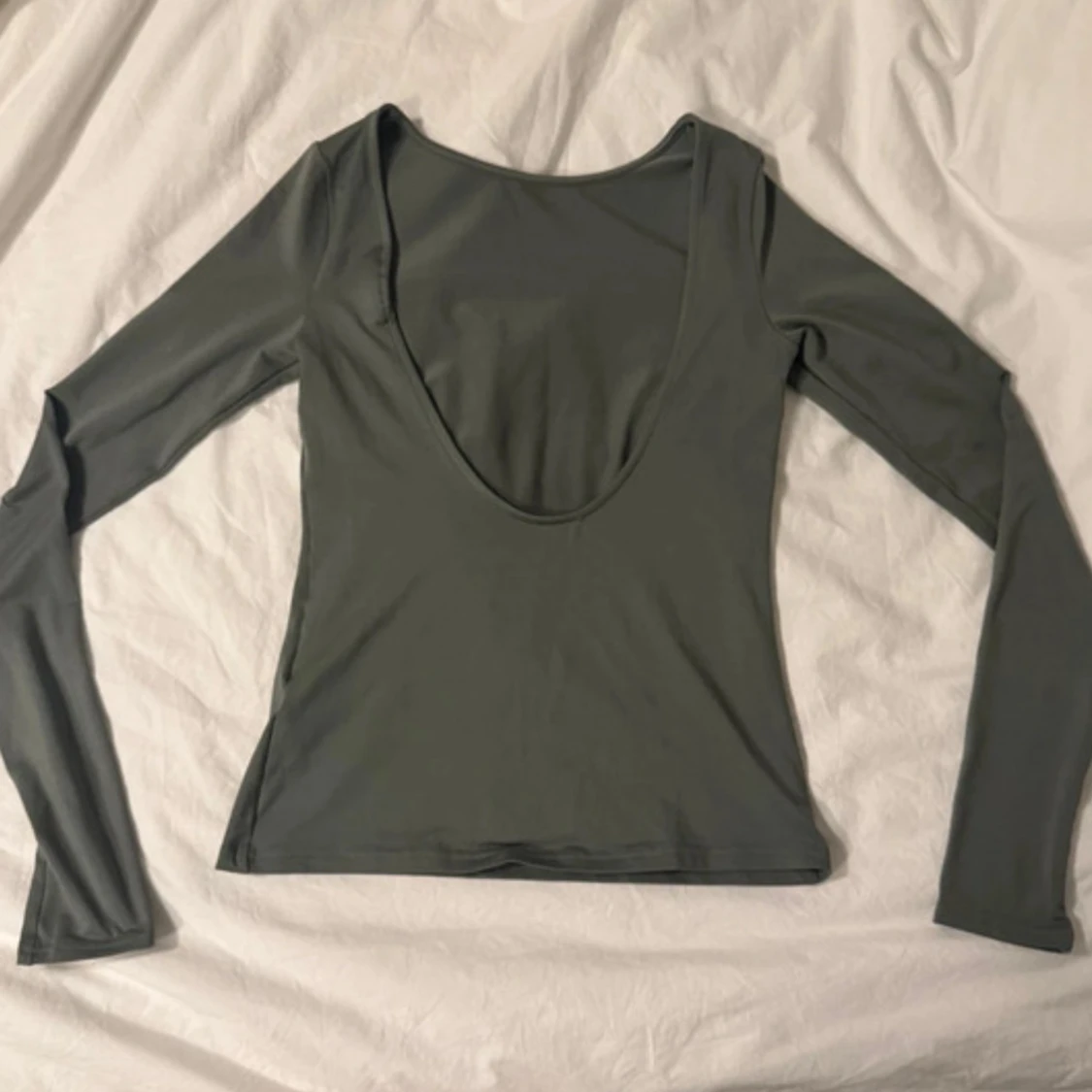 Khaki långärmad backless topp från Weekday - 1