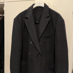 Svart rock från Selected Homme - Snygg svart rock från Selected Homme i slim fit. Dubbelknäppt design. Säljer för att den var för stor för mig, otroligt snygg jacka. Storlek S men skulle säga att den passar L-M! 💪