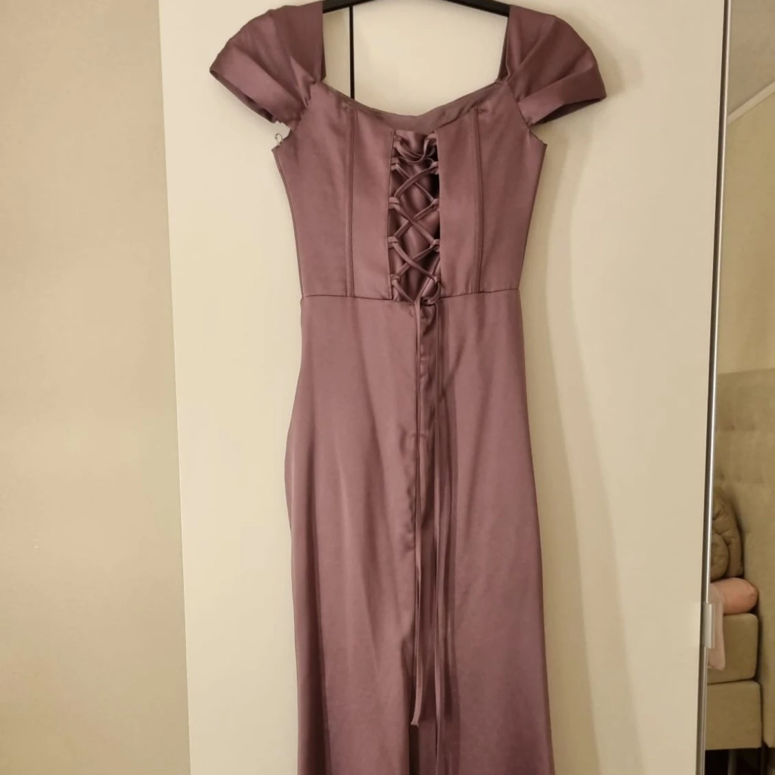 Lila långklänning med snörning - 2