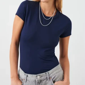 Soft touch T-shirt  - Super skön tight T-shirt från gina tricot 