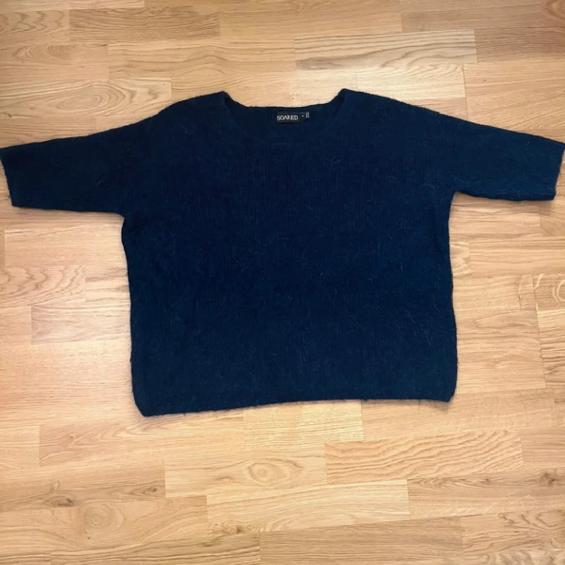 Mörkblå stickad tröja från Soaked in luxury 