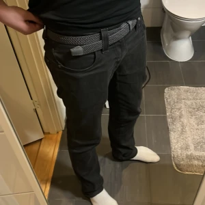 Bälte flätat - Ett klassiskt flätat bälte, ungefär 95cm långt som fungerar att ha från jobb till fester. Använt 1-3 ggr. Det går att köpa flera bälten för billigare pris per bälte. Hör gärna av er om ni undrar något✅✅✅