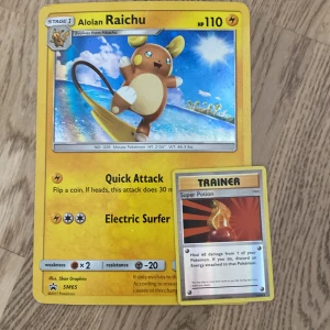 Alolan Raichu Pokémonkort - Säljer ett Alolan Raichu Pokémonkort med 110 HP. Kortet har attacker som Quick Attack och Electric Surfer. Perfekt för samlare eller Pokémon TCG-spelare!
