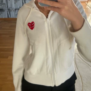 Comme des garcons hoodie - Säljer nu min äkta Comme des garcons hoodie som jag köpte på Miinto förra våren för runt 1800kr. Jätte fint skick! Storlek S dam men upplever den som liten i storlek mer som en xs (för referens är jag 172cm lång o de är mina bilder)💕🤩