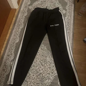Palm angels byxor - Palm angels byxor som är nya, jätte bra kvalité på byxorna och som är väldigt sköna att ha på sig. Aldrig använda!