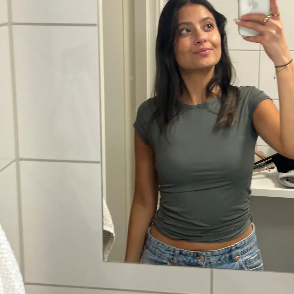 Felfri t-shirt från Zara i militärgrön färg. Superskönt material som sitter bekvämt. . Yläosat.