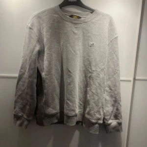 Grå sweatshirt från Lee - En mysig grå sweatshirt från Lee, med liten logga på bröstet💕