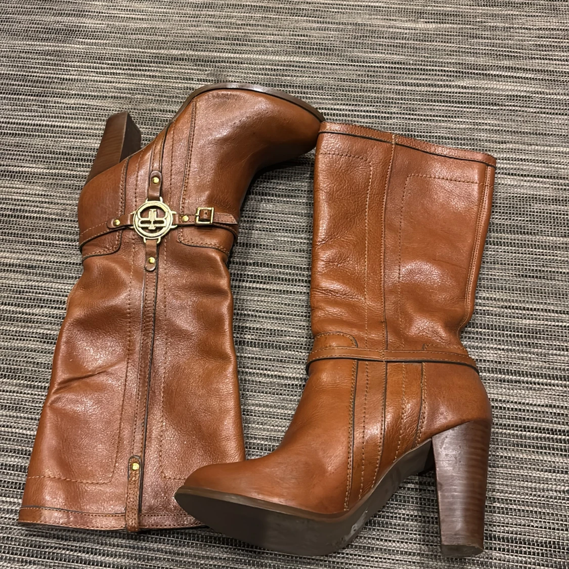 Bruna skinnstövlar med klack