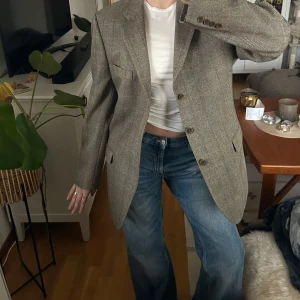 Blazer / kavaj vintage brun, beige, grå XL - Världens finaste oversized kavaj/ blazer i toppskick. Material = 100% virgin wool. Fin kvalitet! Klär upp en outfit något enormt. Storlek 152 = motsvarar ungefär XL