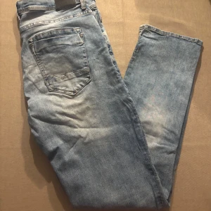Blend Blizzard - Tja, säljer dessa klockrena Blend Blizzard Jeans.| Skicket på byxorna är 8/10.| Storleken på byxorna är W34 och L32.| Nypris för dessa byxor ligger på 700 kr och mitt pris går självklart att diskutera.| Bara att höra av er vid frågor eller funderingar.|