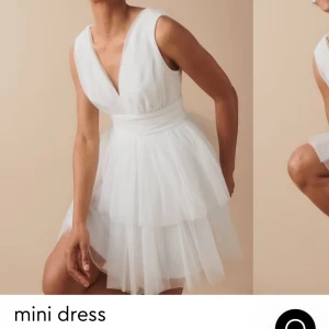 Student klänning Gina  - Student klänning från Gina Tricot. ”tulle mini dress” slutsåld på hemsidan.  Kom privat för fler bilder eller frågor💗säljer då jag köpte en annan!