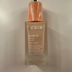 Glow Up Serum från CAIA - Glow Up Serum från CAIA, finns inte längre på deras hemsida och kommer inte ihåg nypris men antar runt 350kr och jag säljer för 170, det är ganska mycket kvar av den kan ses på sista bild