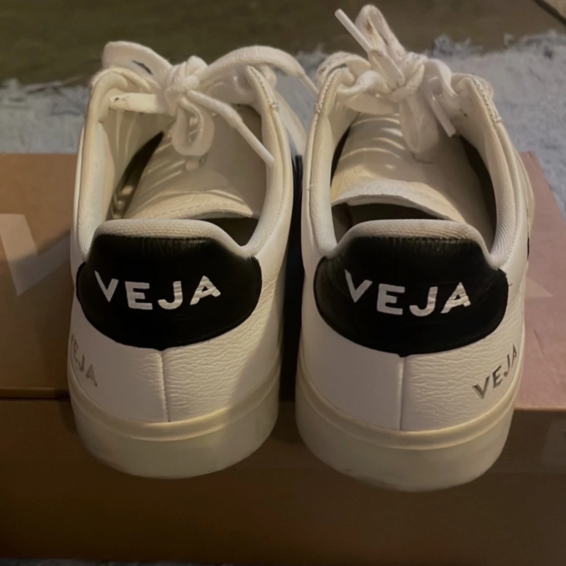 Vita sneakers från Veja - 1