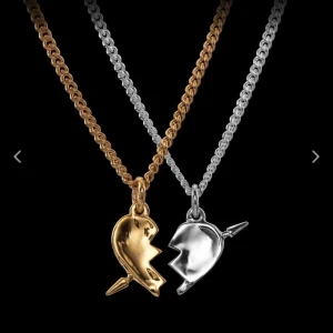 Guldiga halvan  - Säljer min guldiga halva av Maria Nilsdotter you and me halsbandet. Perfekt skick och använt fåtal gånger. Asken ingår!