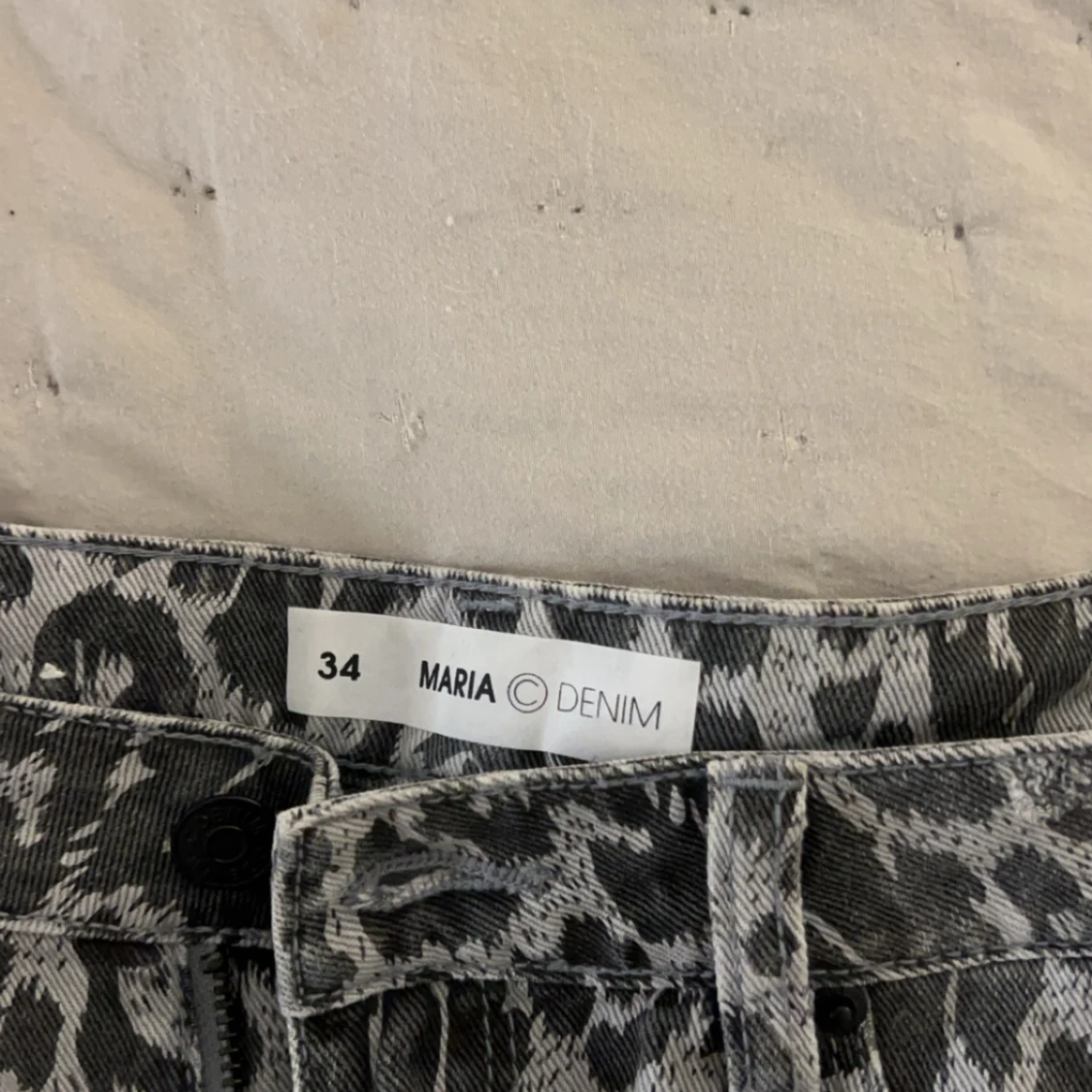Grå leopardmönstrade jeansshorts från Maria Denim - 1