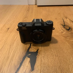 Digitalkamera  - En helt ny kamera, bara använt en gång. Kameran är cirka 10cm lång och säljer kameran pågrund av att jag inte använder den. Ladd sladd ingår och minneskort som kosta cirka 250kr. Överföringen av bilder sker genom wifi men man kan också använda USBC sladd. Original pris 2100kr (med minneskortet)